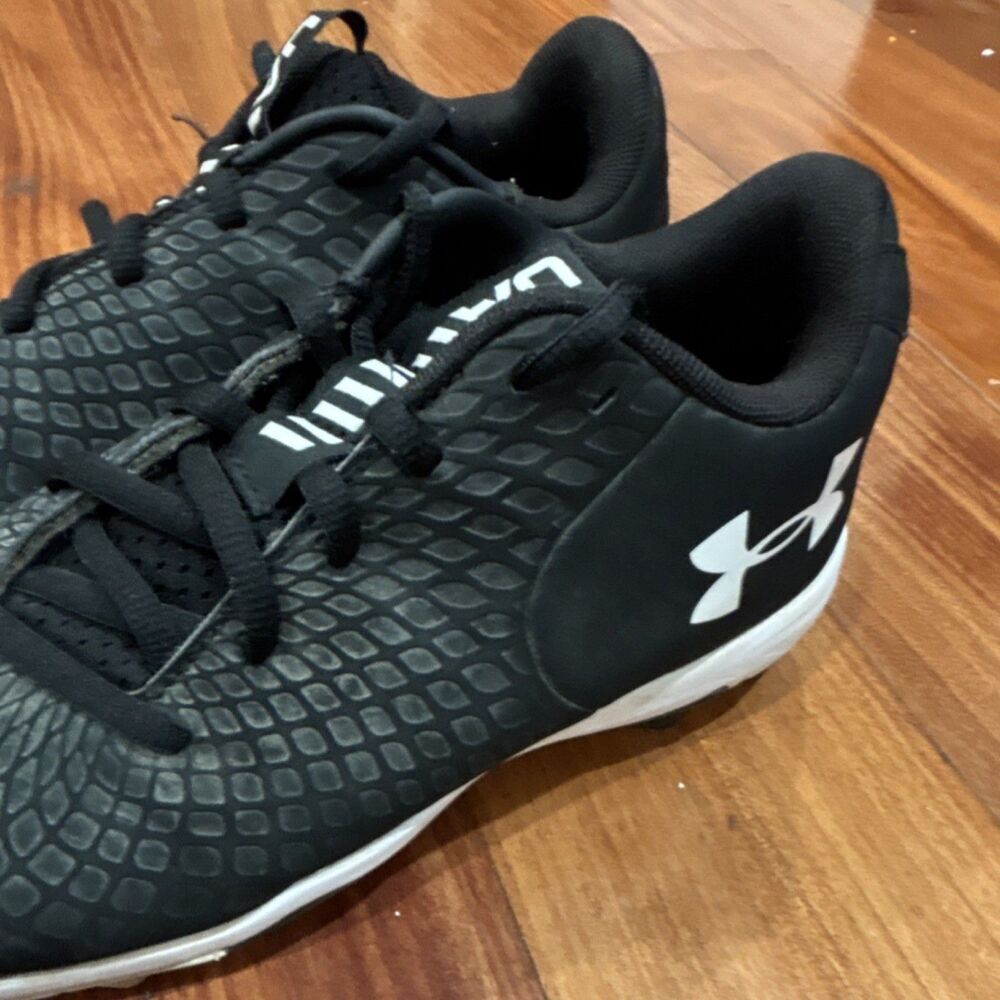 Under Armour Black/White Kids Baseball Molded Cleats Low Top Shoes size 5.5y - Picture 8 of 11